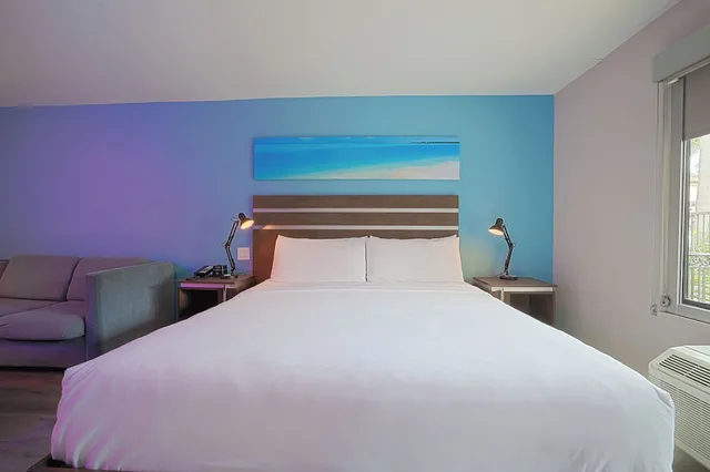 غرفة ديلوكس بسرير كينج، The Cove Hotel, Ascend Hotel Collection 1/4