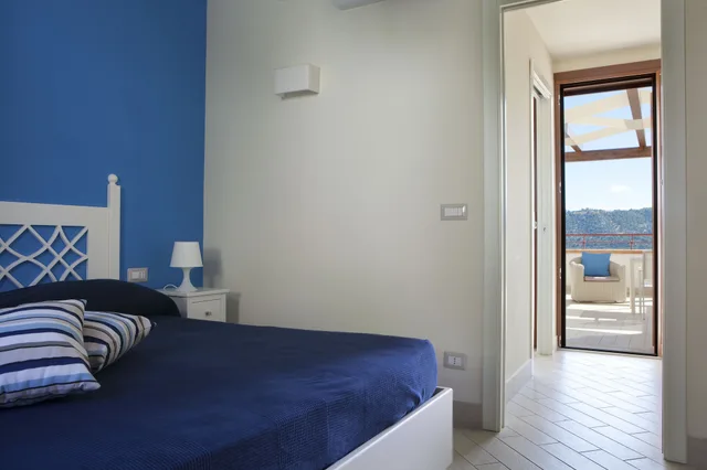 شقة عائلية بسرير كوين وسرير بطابقين بإطلالة على البحر بغرفتي نوم، Hotel Residence Il Porto 2/8