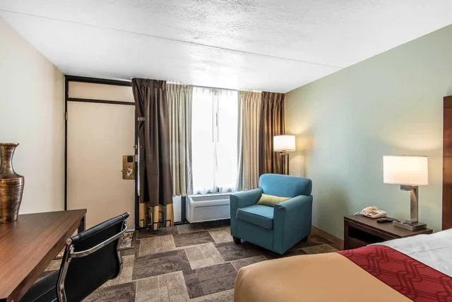 غرفة بسرير كينج للمدخنين، Econo Lodge Oak Grove Blue Springs 3/3