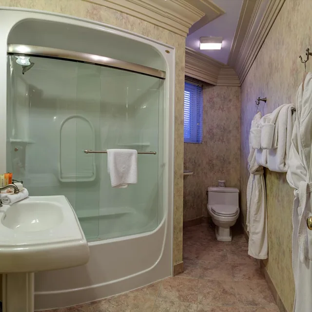 جناح تنفيذي بغرفتي نوم، Athabasca Hotel 4/4