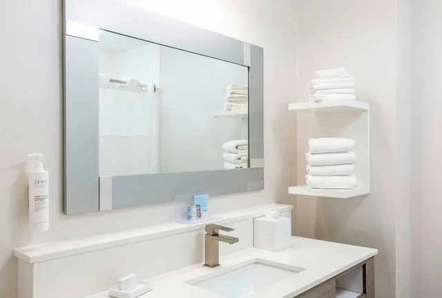 استوديو بسرير كينج، Hampton Inn East Windsor 2/2