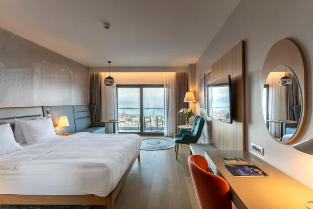 غرفة بسرير مزدوج أو سريرين منفصلين بإطلالة على البحر بشرفة، Radisson Blu Hotel Trabzon 2/8
