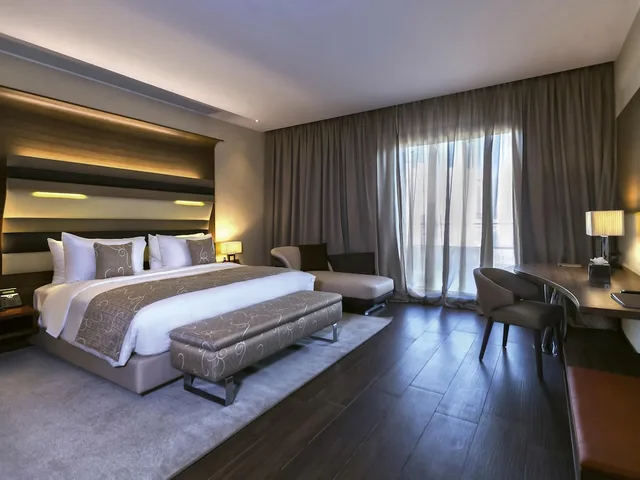 Ambassador, Suite, Double Bed, Lake View, Movenpick Hotel du Lac Tunis 2/2