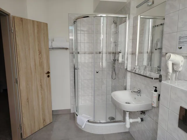 Komfort Double or Twin with AC، Legie Hotel 10/10