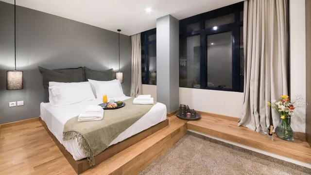 Senior, Suite, 1 Queen and 1 Single Bed, Metropolis View، Ciel Living Athens 4/6