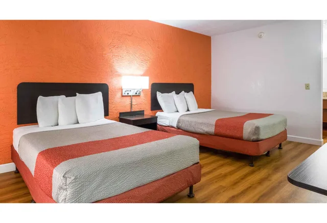 2 Full Beds - Non-Smoking، Motel6 Prospect Heights, IL 1/4