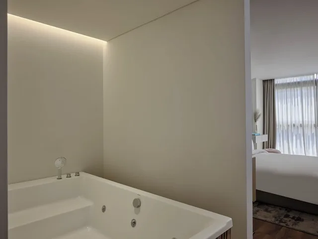 غرفة تنفيذية بسرير كينج بجاكوزي، NUR Aparthotel Athens 3/5