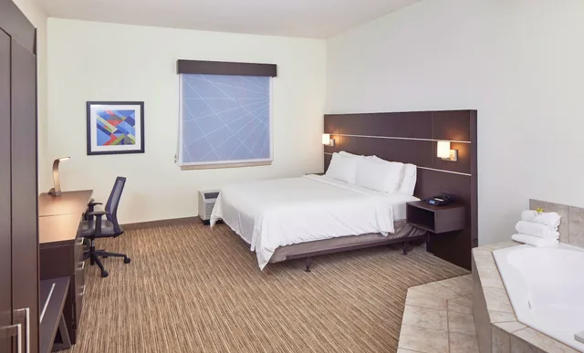 غرفة قياسية بسرير كينج بحوض جاكوزي، Holiday Inn Express Hotel And Suites Gadsden W Near Attalla 2/3
