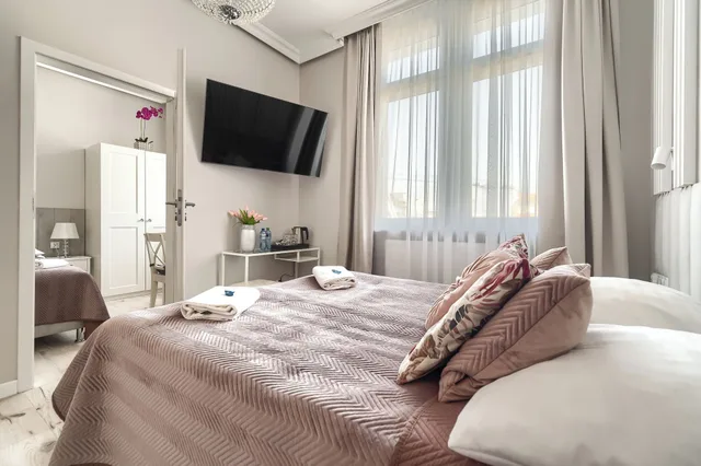 Comfort, Quadruple, Queen and Twin Beds, Private Bathroom, Stawa Hostel 2/8