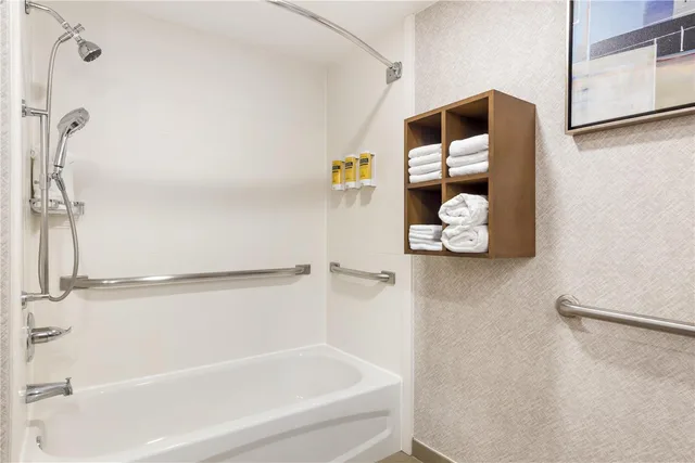 غرفة بسرير كينج بحوض استحمام لذوي الإعاقة، Best Western Plus Raleigh Crabtree Valley Hotel 4/4