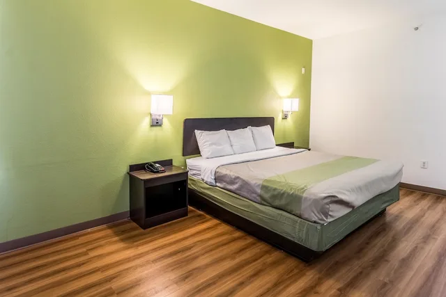 غرفة قياسية بسرير كينج للمدخنين، Motel6 North Richland Hills, TX - NE Fort Worth 2/2