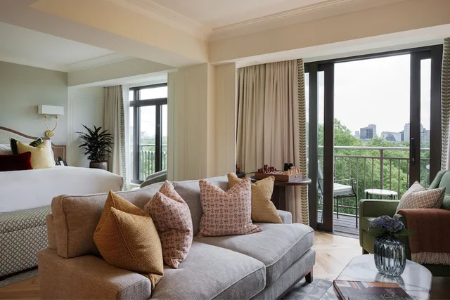 Green, Park, Suite, King Bed, Park View، The Athenaeum Hotel & Residences 2/3