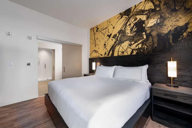 جناح استوديو بسرير كينج بشرفة مع أريكة بمطبخ لذوي الإعاقة، Holman Riverfront Park Hotel Salem Tapestry by Hilton 1/3