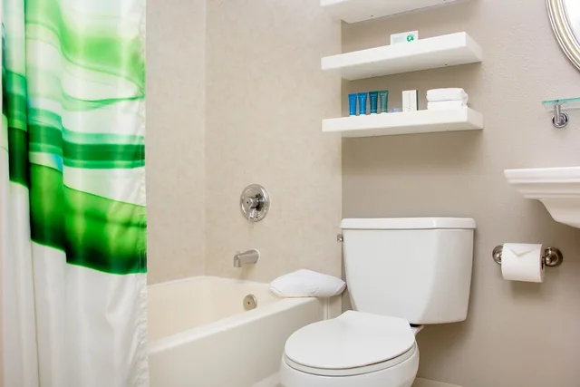Guest Room, Petite, Queen Bed، The Belltown Inn 3/4