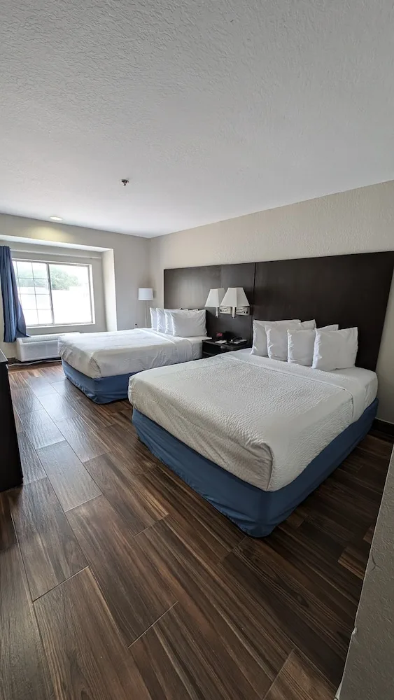 غرفة بسريرين كوين لذوي الإعاقة، Days Inn And Suites By Wyndham Tampa Raymond James Stadium 7/10