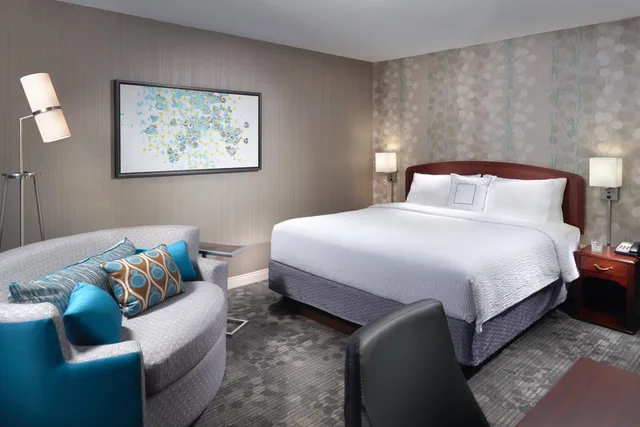 غرفة تنفيذية بسرير كينج مع أريكة، Courtyard Alpharetta Atlanta 3/8
