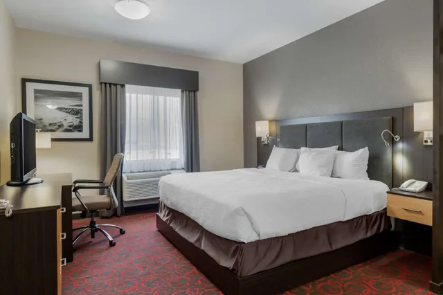 غرفة بسرير كينج مع أريكة يُسمح فيها بالحيوانات الأليفة، Best Western Plus Eastgate Inn Suites 5/7
