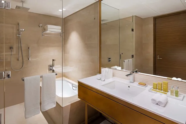 جناح بسرير كينج وسريرين منفصلين، دبل تري من هيلتون الرياض المركز المالي(DoubleTree by Hilton Riyadh Financial District) 2/3