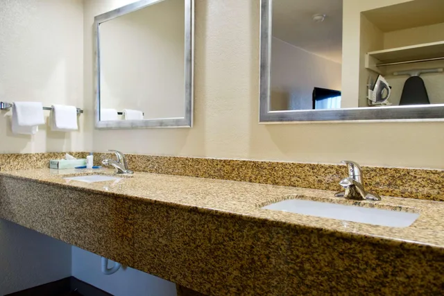 غرفة بسريرين منفصلين وسرير كينج، Best Western Thunderbird Motel 6/6