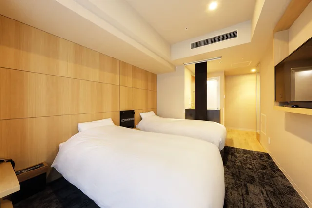 غرفة بسريرين منفصلين مع أريكة، JR Inn Sapporo N2 2/7