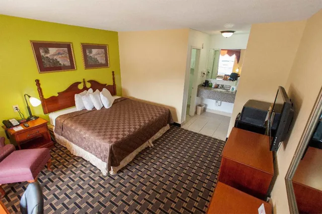 غرفة بسرير كينج للمدخنين، Travelodge by Wyndham Jackson North 6/10