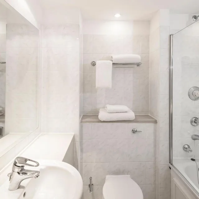جناح بسرير كينج بغرفة نوم واحدة بإطلالة مع دخول الصالة، Crowne Plaza Chester 3/4