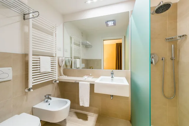جناح رئاسي بسرير مزدوج مع أريكة، Base To Work Hotel 2/3