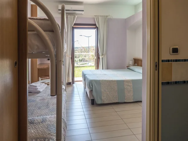 غرفة رباعية بسرير كوين وسرير بطابقين، Hotel Cala Reale 4/7