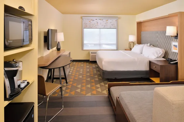 غرفة قياسية بسرير كينج وسريرين منفصلين، Holiday Inn Kansas City Airport 3/9