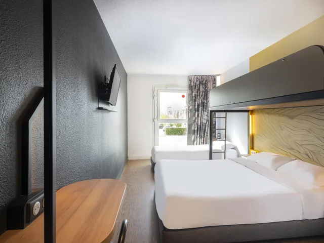 Room, Quadruple, 1 Double and 2 Bunk Beds، B&B Hotel Cholet Nord 1/1