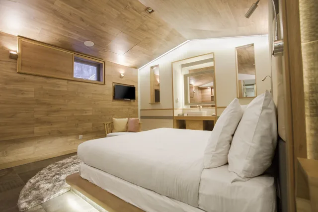 Room, Queen Bed, No Window, Fusion Suites Saigon 2/5