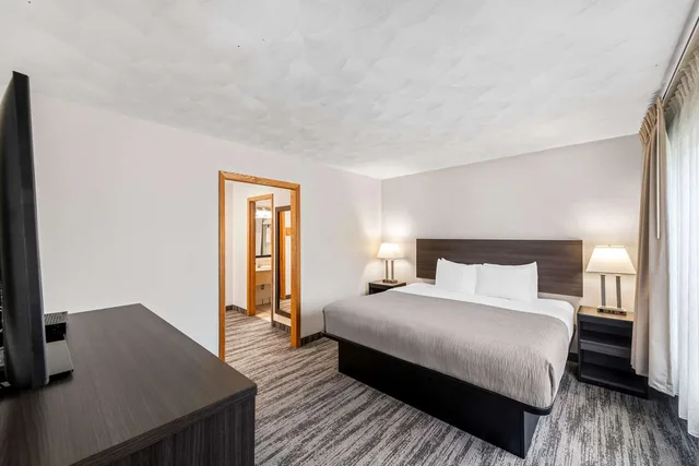 Suite, King Bed, Quality Inn & Suites Munising 1/2