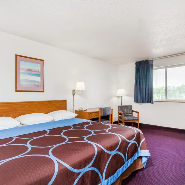 غرفة بسرير كينج بحوض استحمام لذوي الإعاقة، Super 8 by Wyndham Sidney NY 2/6