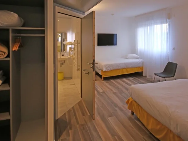 غرفة كومفورت ثلاثية بسرير مزدوج، COLMAR HOTEL 1/2