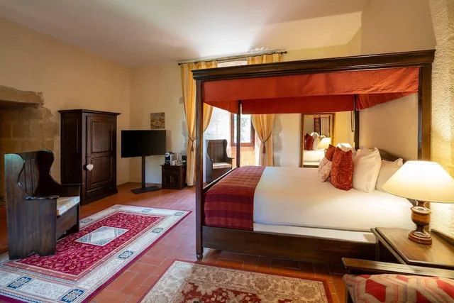 Canopy, Deluxe, King Bed، Chateau Des Ducs De Joyeuse, BW Signature Collection 1/5