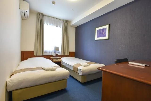 غرفة بسريرين منفصلين وسريرين فرديين، New Osaka Hotel Shinsaibashi 1/10