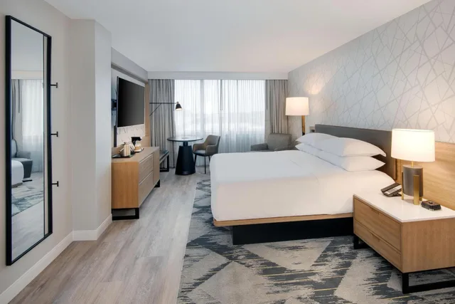 غرفة كبيرة بسرير كينج، Sheraton Birmingham 1/10