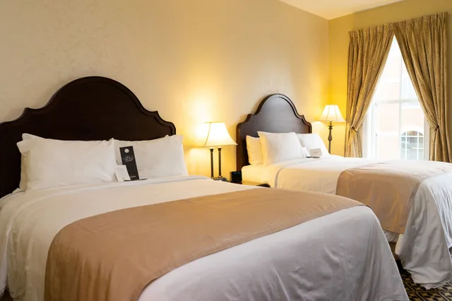 Superior, 2 Queen Beds, The Mount Vernon Grand Hotel 1/3