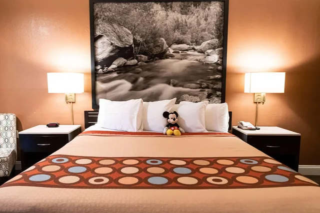 غرفة بسرير كينج لذوي الإعاقة، Super 8 by Wyndham Anaheim/Disneyland Drive CA 2/2