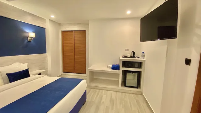 Standard, King Bed, Window Access, Kaani Palm Beach 1/5