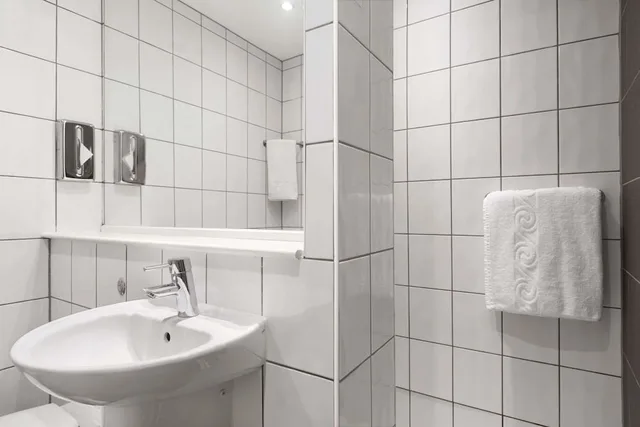 غرفة بسرير مزدوج وسرير فردي، Ramada by Wyndham London Stansted Airport 6/6