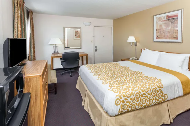 غرفة بسرير كوين، Days Inn by Wyndham Fort Wayne 1/4
