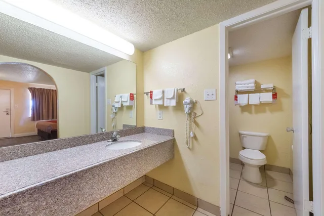 غرفة بسرير كينج للمدخنين، Econo Lodge San Marcos University Area 4/4