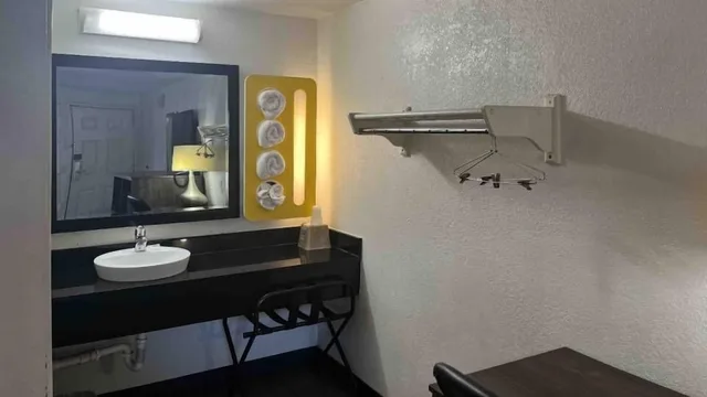 غرفة ديلوكس بسريرين كوين للمدخنين، Motel6 Cross Lanes, WV–Goff Mountain Rd 8/10