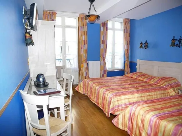 غرفة رباعية بسريرين مزدوجين بإطلالة على الفناء، Hotel De Calais 3/10