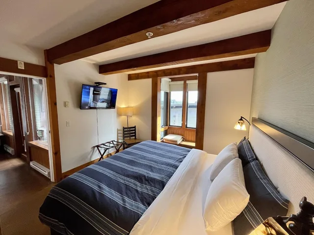 شقة سكنية بسرير كينج بإطلالة على البحر بغرفة نوم واحدة مع أريكة، Seaside Ucluelet Hotel 3/9