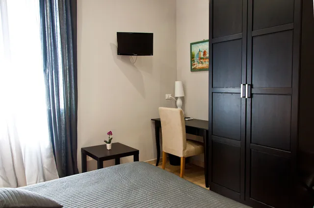 غرفة ثلاثية بسرير مزدوج وسرير فردي، BED AND BREAKFAST OPERA 1/2