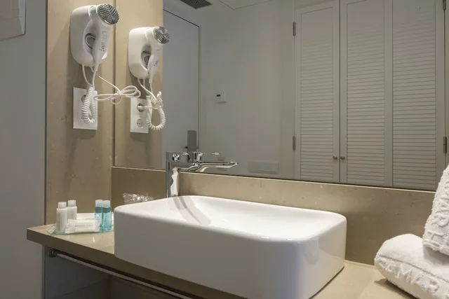 غرفة قياسية بسرير كوين بشرفة مع أريكة، Hotel Rosamar Es Blau Lloret Adults Only 6/7