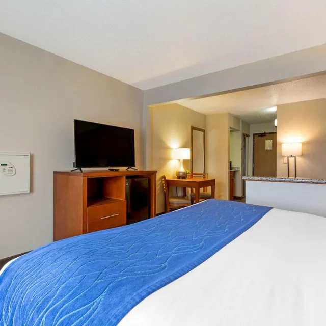 جناح جونيور، Comfort Inn South 4/7