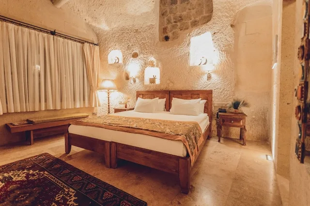 Cave, Hot Tub، Peristyle Cave Cappadocia 9/10